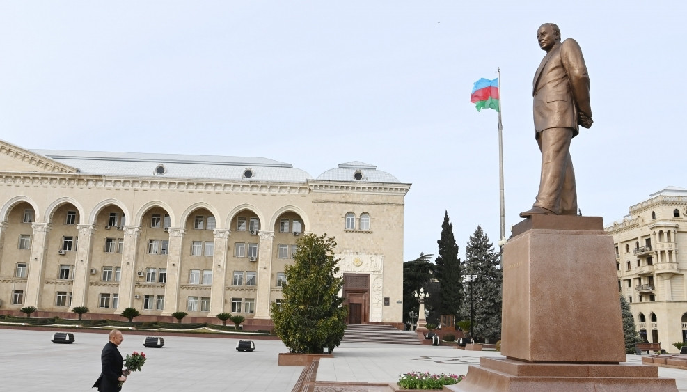 Президент Ильхам Алиев посетил памятник общенациональному лидеру Гейдару Алиеву в Гяндже